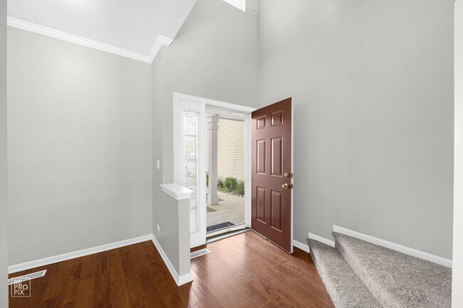 Foto del edificio - Gorgeous and Updated Large 2 Bedroom / 1.5 Bath Townhome in Grayslake!