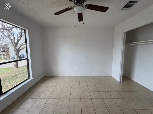 Foto del edificio - 901 Mayfield Dr