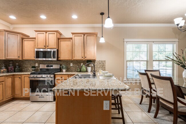 Building Photo - 994 E Winding Creek Dr
