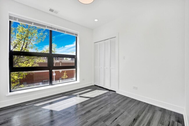 Foto del edificio - 4350 W Lawrence Ave