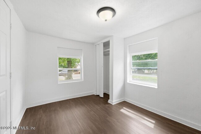 Foto del edificio - 1823 W 44th St