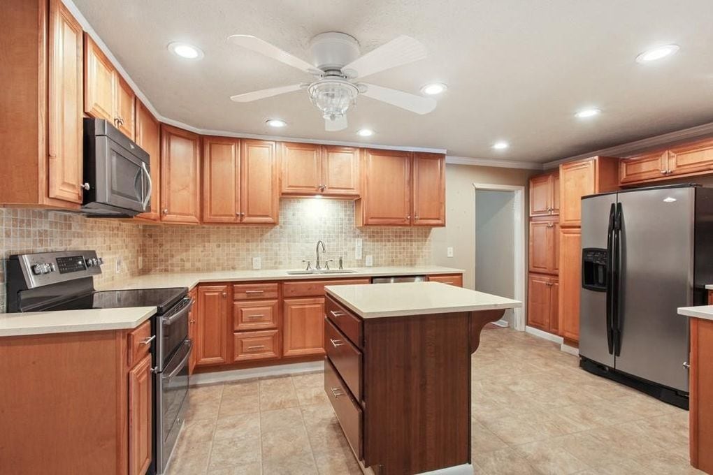 Beautiful new kitchen with stainless steel appliances - 3100 Margavera Ter