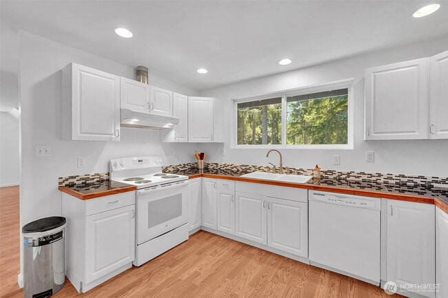 Kitchen - 6519 Illahee Rd NE