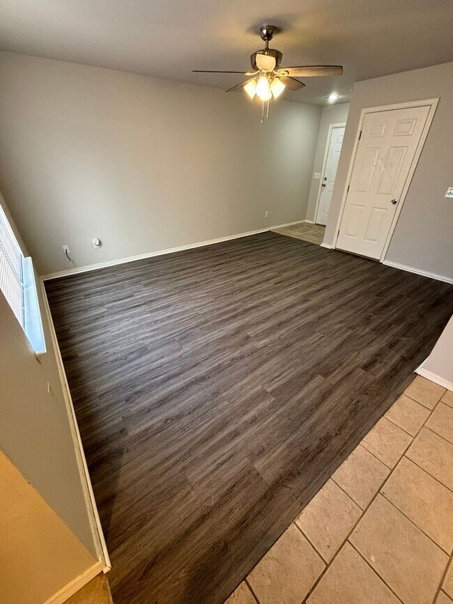 Building Photo - 954-956 N. Daisy Ln.