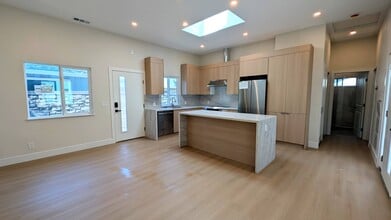 Kitchen - 102 Loma Vista Ct
