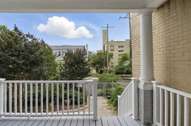 Foto del edificio - Lovely 4br/2bth home w/parking in Petworth - Priced to rent ASAP!