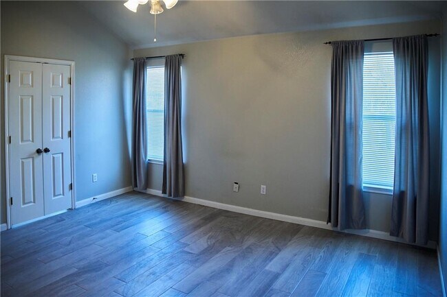 Building Photo - 705 Goldenrod St