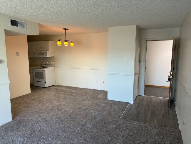 Building Photo - "First Month Free with 12 month Signed Contract, Spacious 2BR/2BA Condo in North Boulder – Just 6...