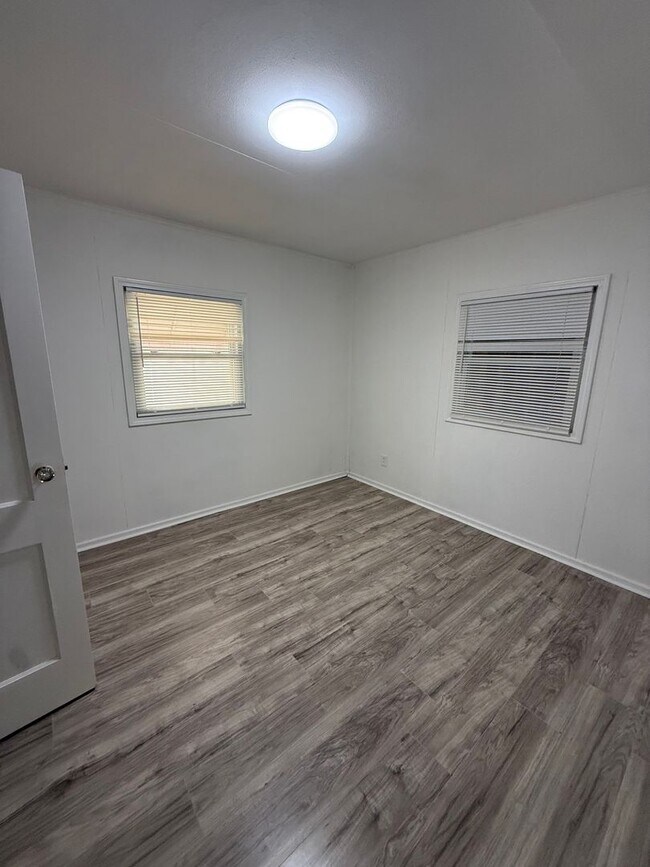Building Photo - LEE/HARVARD 2 BED SINGLE HOME