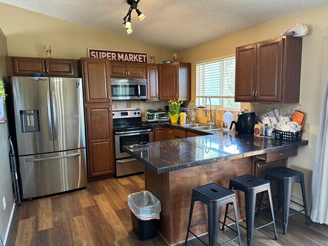 Foto del edificio - 3BD Split Level with AC and Great Backyard...
