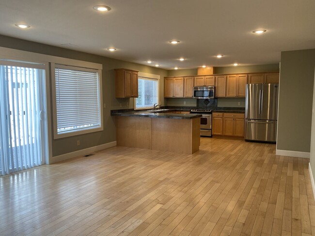 Building Photo - 3 Bedroom Townhome at The Vineyard