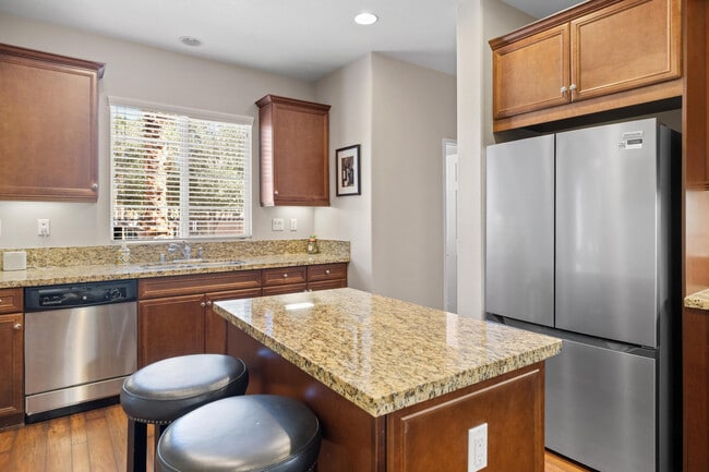 Building Photo - 520 Calle Vibrante