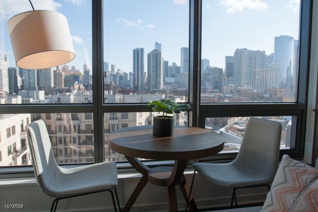 Foto del edificio - 519 N Milwaukee Ave