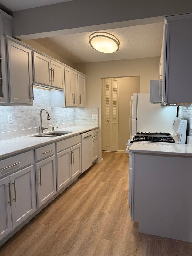 Cocina totalmente remodelada - 9400 Old Cedar Ave S