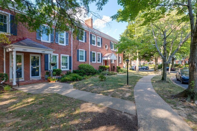 Building Photo - Gorgeous End Unit 2 Bedroom 2 Bath Near Sh...