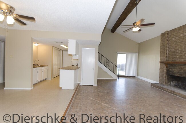 Foto del edificio - HUGE 3 bedroom townhouse off Sunset AVAILA...