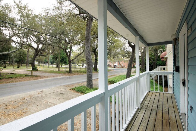 Foto del edificio - Waterfront Townhome in Central Niceville