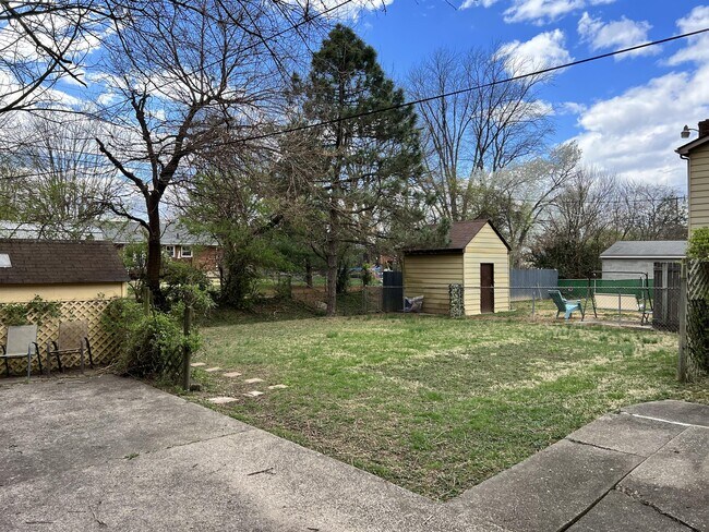 Foto del edificio - 3122 Commander Dr