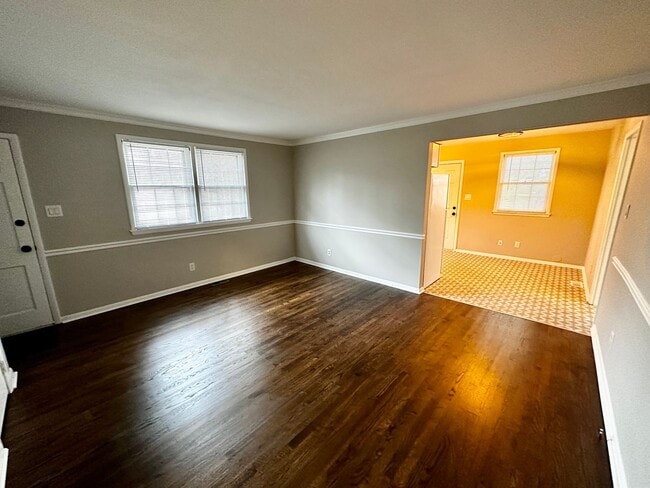 Building Photo - Darling Renovated 3 Bedroom Ranch in Conve...