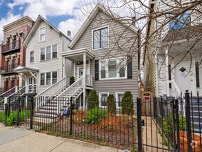 Building Photo - 1424 W Diversey Pkwy