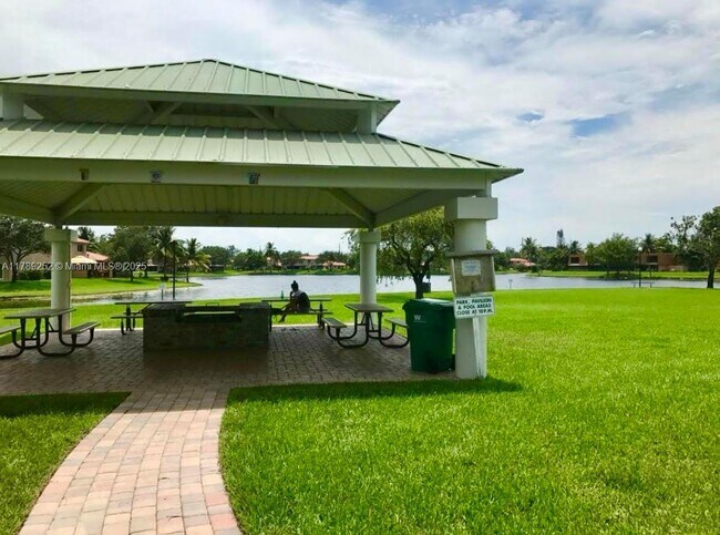 Foto del edificio - 1617 W Harmony Lake Cir