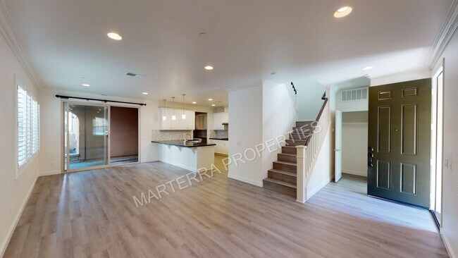 Building Photo - Beautiful 3 Bed/2.5 Bath Home in Portola S...