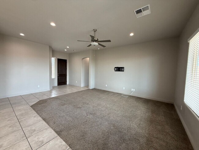 Foto del edificio - 4 Bedroom in Villa Chaparral!