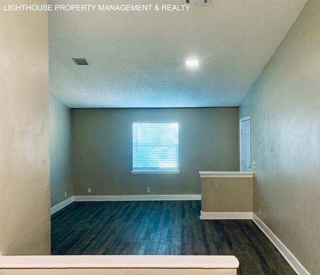 Foto del edificio - Spacious 2-Bedroom Duplex with Stainless Steel Appliances