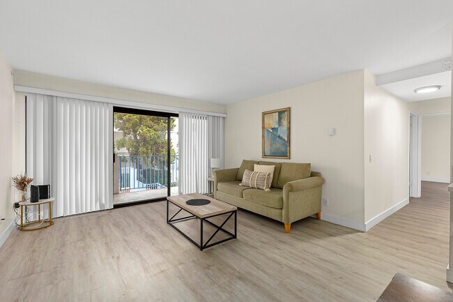 Foto del edificio - 8338 Regents Rd
