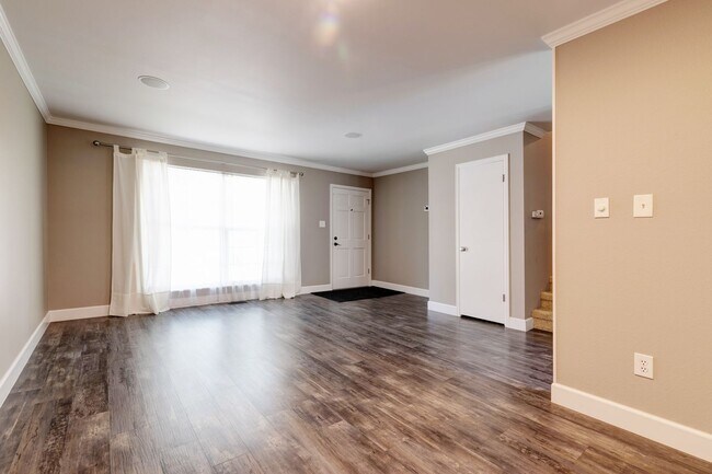 Foto del edificio - Spacious 4-Bedroom Home with Private Backy...