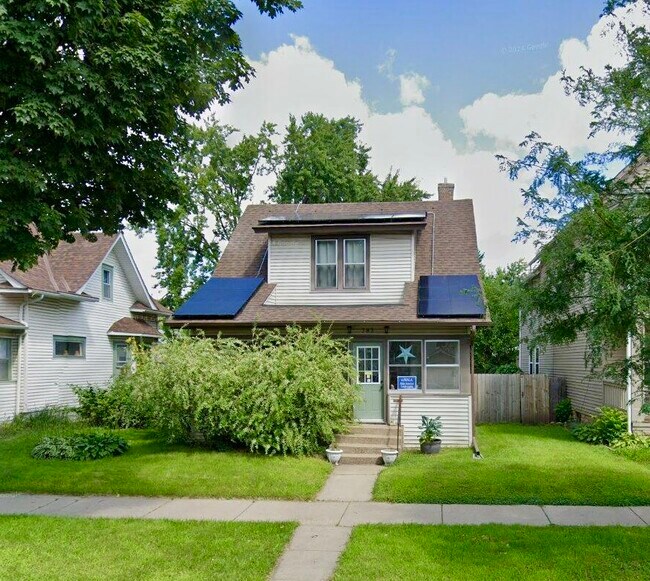 Pintoresca casa unifamiliar con paneles solares, plantas perennes maduras y un porche orientado al sur. - 783 Edmund Ave W