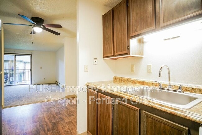 Foto del edificio - 14134 NE Sandy Blvd