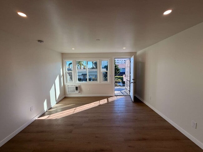 Foto del edificio - Modern Open Concept1 Bed + 1 Bath Upstairs Unit + In-Unit Laundry + AC