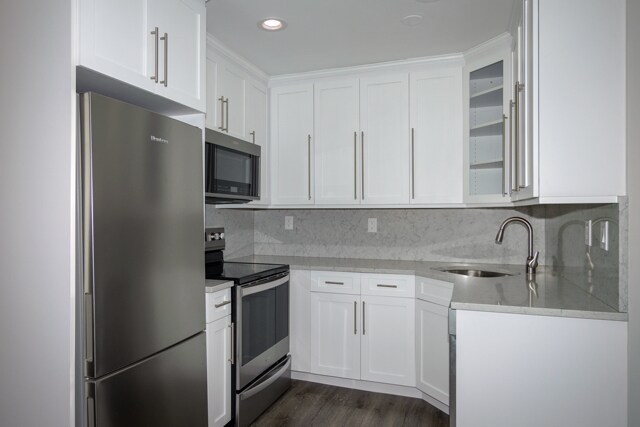 Armarios de madera estilo agitador - Fairfield Plaza South at Sayville
