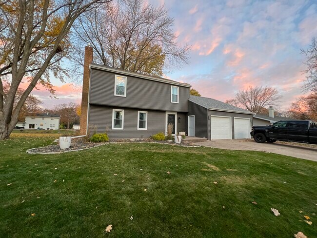 Large west side home with 2 car attached garage - 1735 Crestview Dr