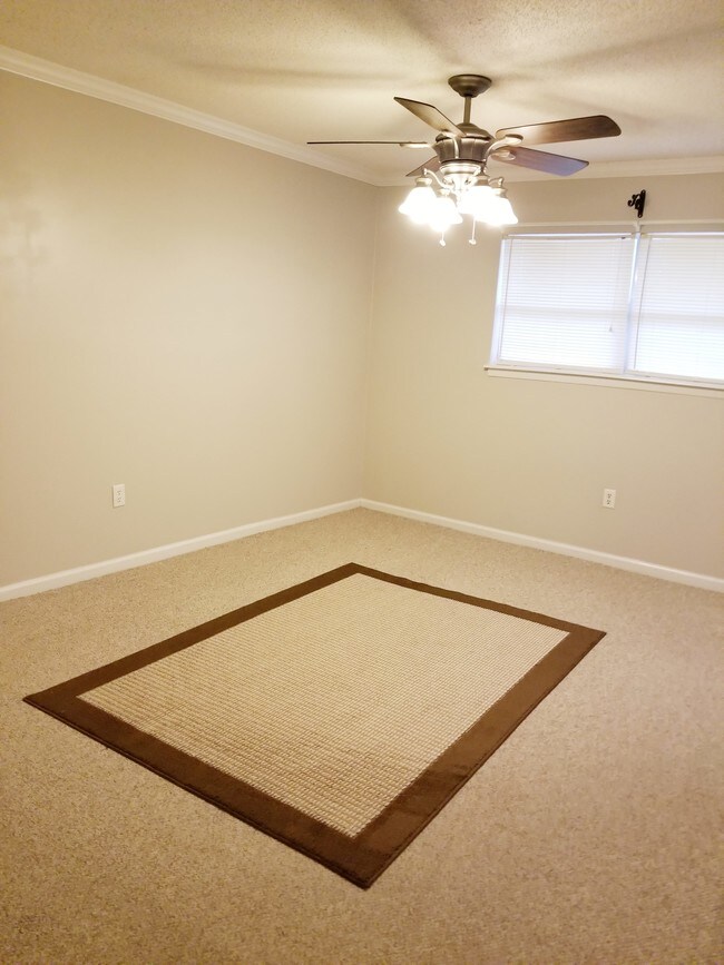 Foto del edificio - 601 Riverhill Cir