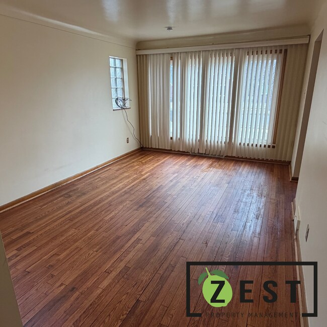 Foto del edificio - Excellent 3 Bed 1.5 Bath with basement & garage only $1,250/mo!  Open House Friday March 20th