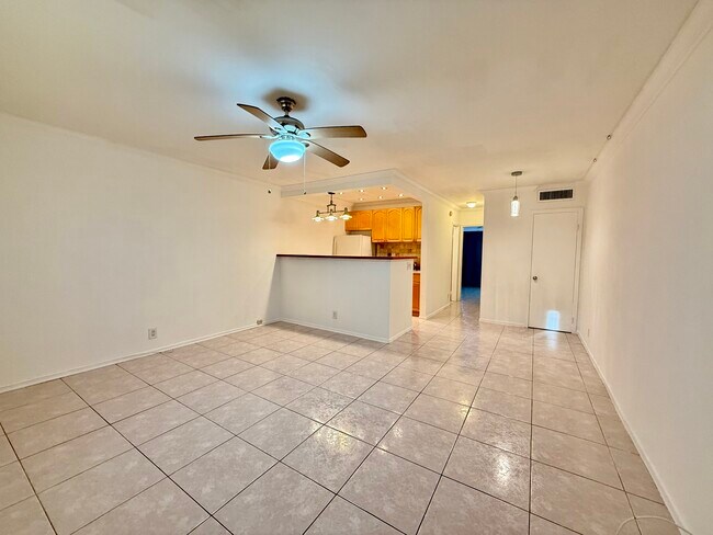 Living room - 467 Golden Isles Dr