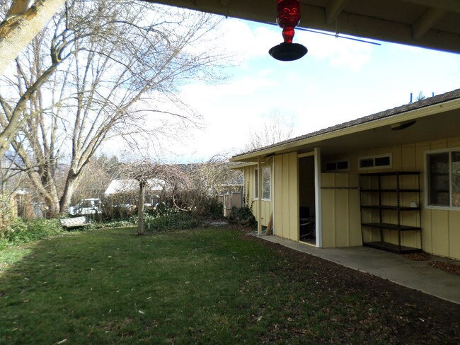 Building Photo - 404 James Cir