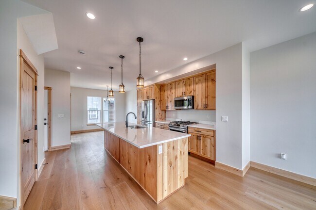 Building Photo - 300 McClary Pk