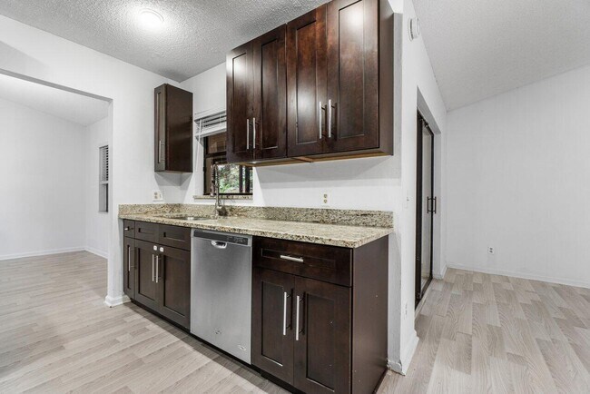 Foto del edificio - 190 Parkwood Dr S