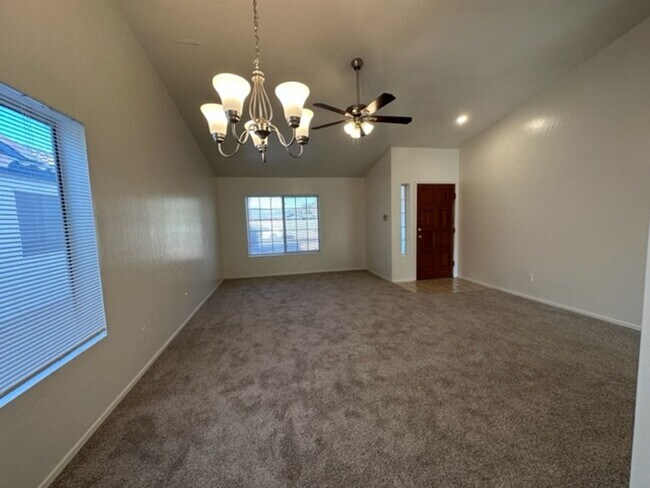 Foto del edificio - WALKING DISTANCE TO DESERT VISTA HIGH SCHO...