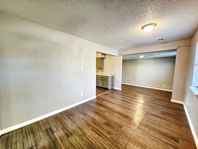 Building Photo - 4 Bed Home with Tons of Space