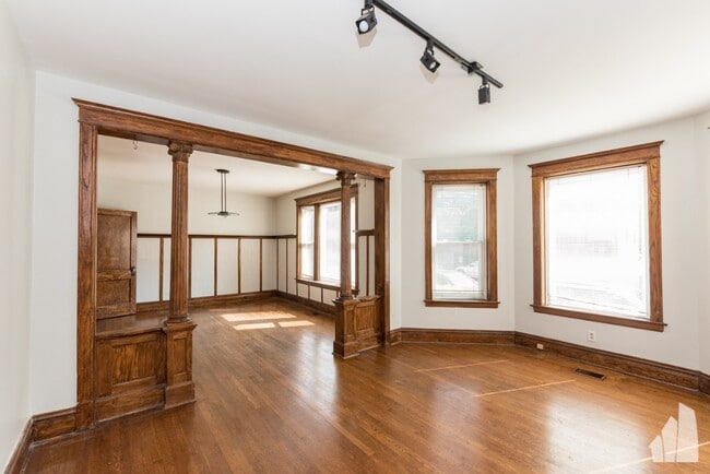 Building Photo - 4008 N Southport Ave