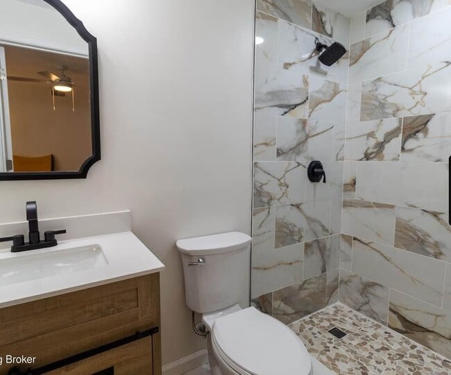 Foto del edificio - 1230 Fischer Ave