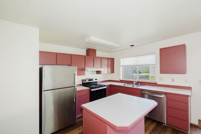 Foto del edificio - Desireable End Unit, Bremerton Triplex - A...