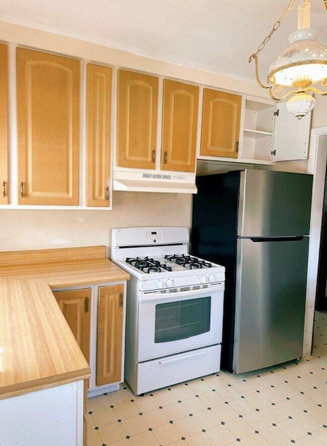 Building Photo - OVER 3700 SQUARE FEET OF BEAUTIFUL!!!  A m...