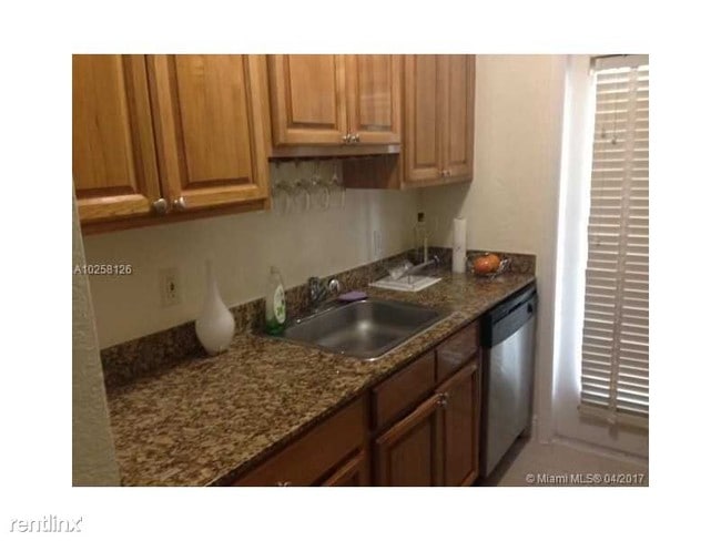 Foto del edificio - 35 Edgewater Dr