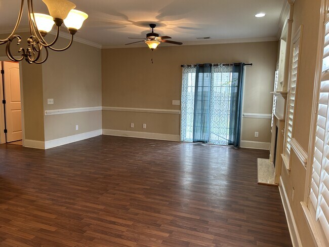 Foto del edificio - 1629 Brook Hollow Dr