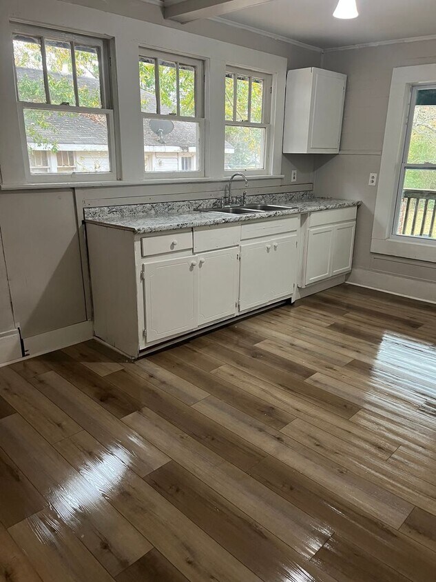 Building Photo - 306 S Church Ave